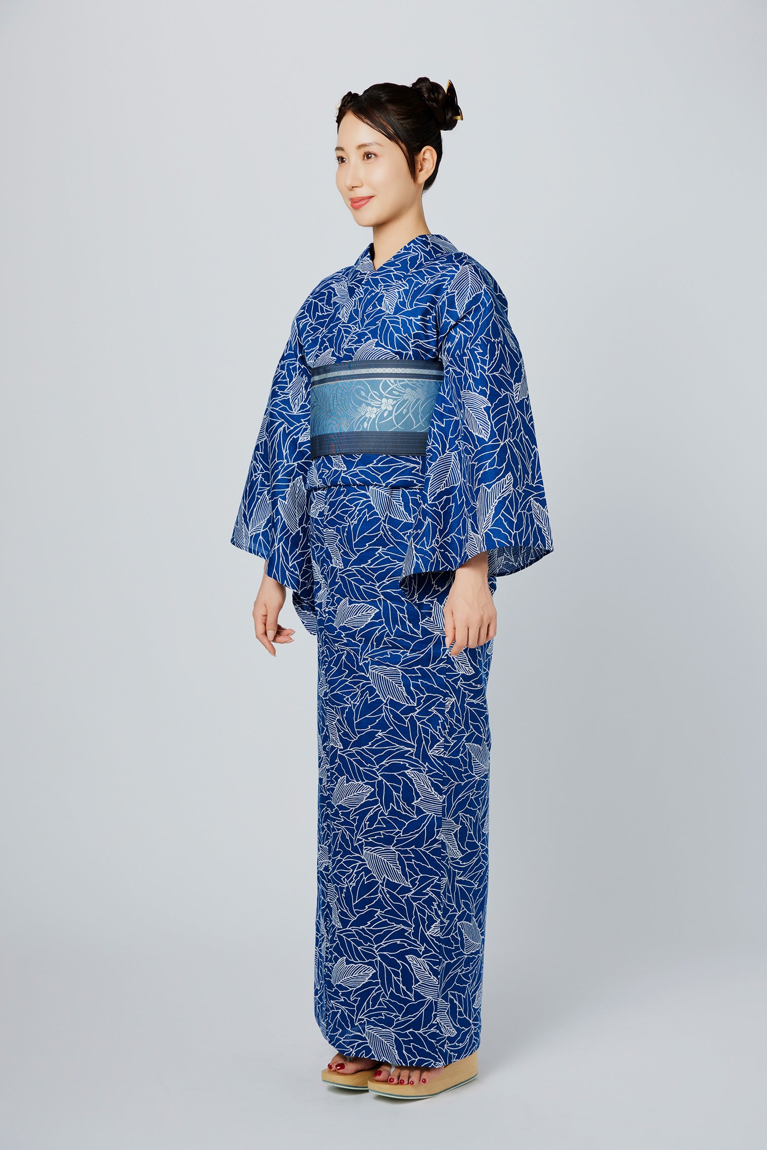 伊勢型写し浴衣「木漏れ日」瑠璃色 – EMON