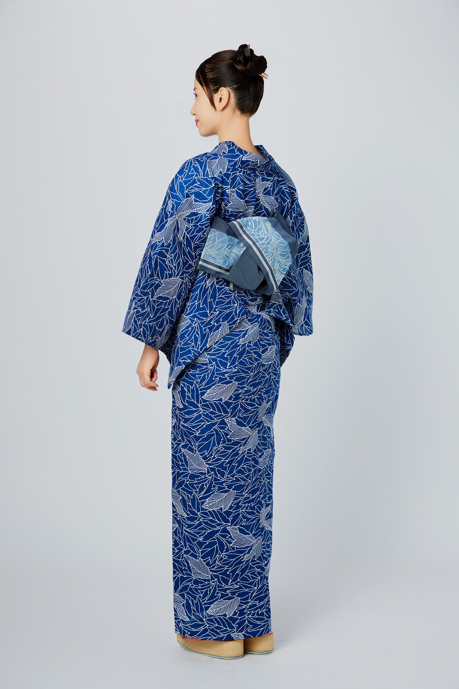 伊勢型写し浴衣「木漏れ日」瑠璃色 – EMON