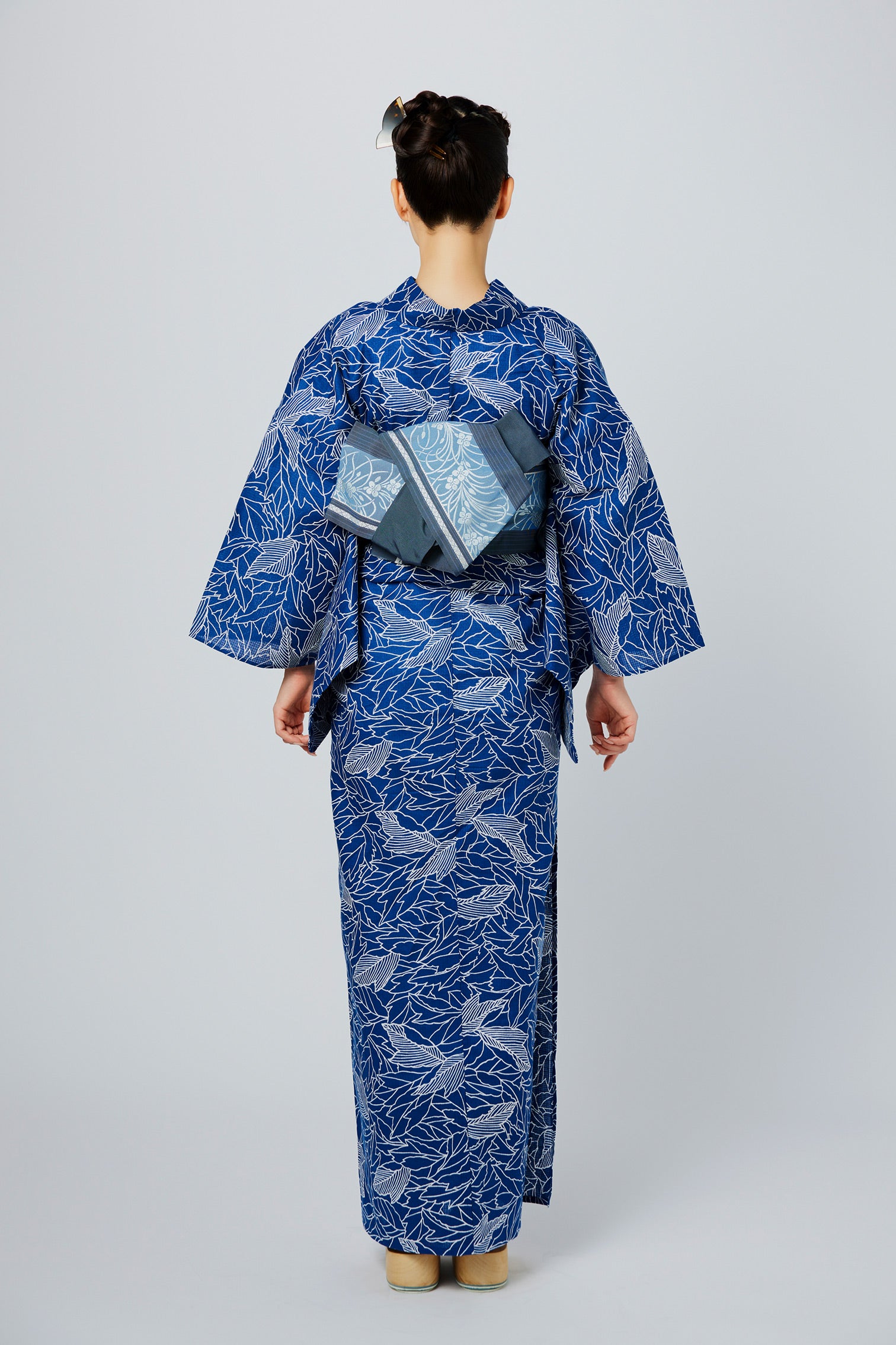 伊勢型写し浴衣「木漏れ日」瑠璃色 – EMON